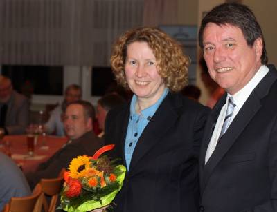 Versammlung 2010 - Mit einem Blumenstrauß bedankte sich der Vorsitzende bei der Kassenführerin Ursula Badke.