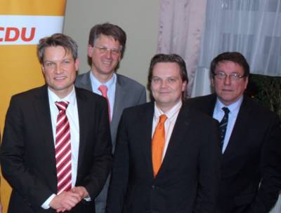 Unternehmer-Treff1 - Gruppenbild: Marc Schneider, Hans-Jürgen Trommler und Martin Knof begrüßen den Mittelstandsbeauftragten Joachim Braun.
