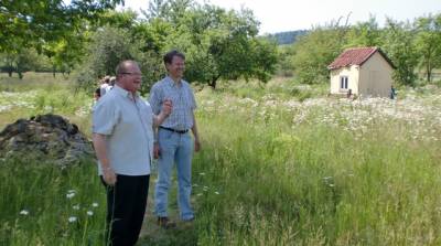 Naturschaugarten - Martin Knof und Robert Köniseder betrachten die geplante Naturgarten-Anlage.