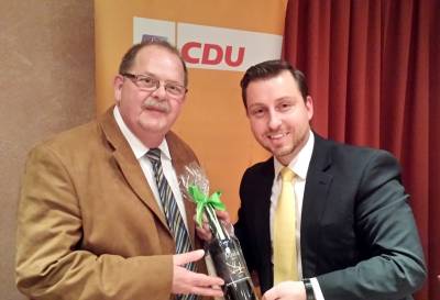 Unternehmer-Treff 1.2015 - Als Dank für den Vortrag überreichte der CDU-Vorsitzende Robert Königseder (links) dem Referenten Alexander Stephan (recht) eine Flasche Wein.