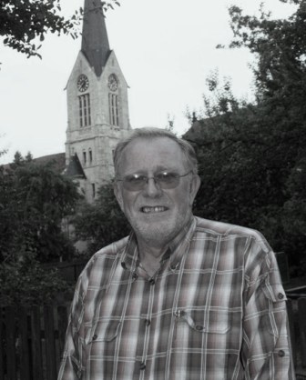 Helmut Kirchhoff im August 2011 vor der Lelmer Kirche.