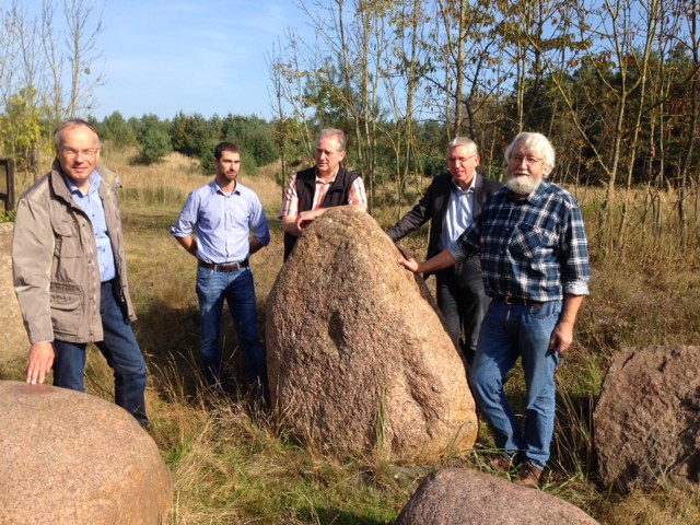Frank Oesterhelweg MdL mit seinem Kollegen Martin Bäumer MdL und Vertretern des Geoparks im Findlingsgarten Königslutter.
